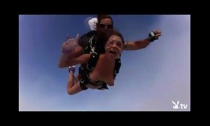 Nude sexy gals skydiving!