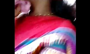 Sluggish aunty boobshow yellow blouse in public- delhi motor coach